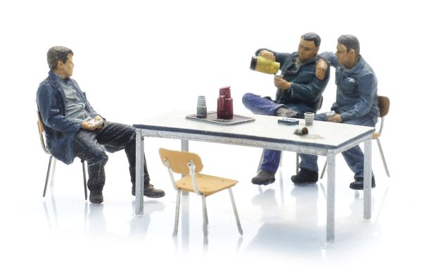 Hovedbilde Artitec - Stålverksarbeidere på pause, m bord og stoler