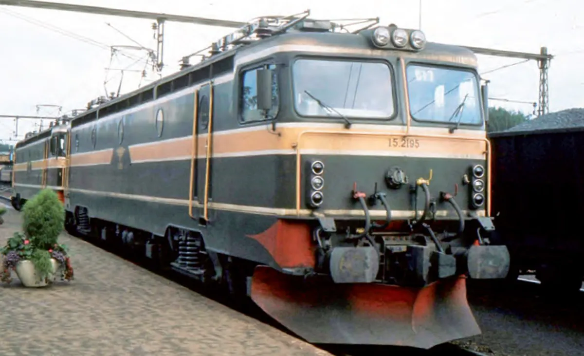 NMJ Topline - NSB El15.2192 grønn, gammeldesign logo, 2 ventilatorrekker, Røde ploger